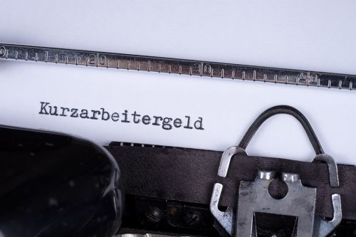 Schreibmaschine mit Aufschrift Kurzarbeitergeld